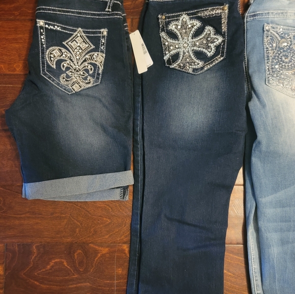 BNWT Bundle of 4 Women's Capris/Shorts - Sizes 6/8 - Picture 2 of 16